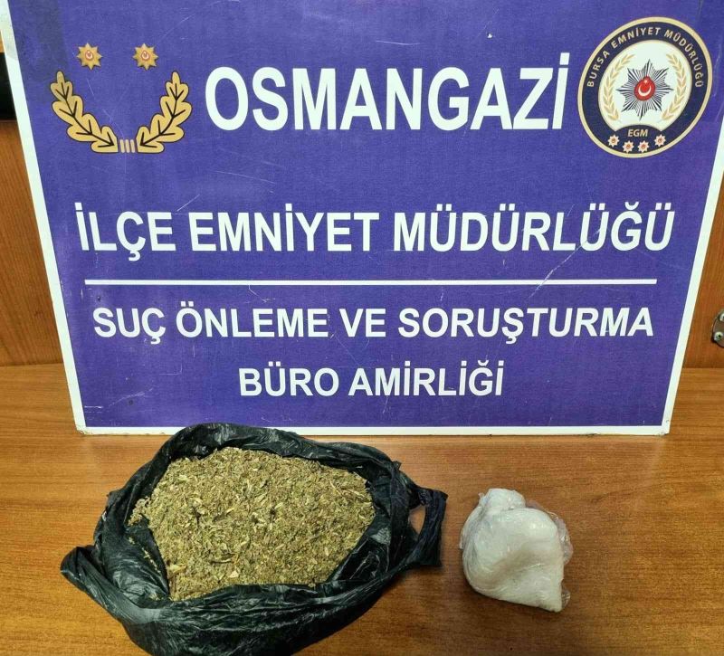 Bursa’da uyuşturucu satıcısı aracında yakalandı
