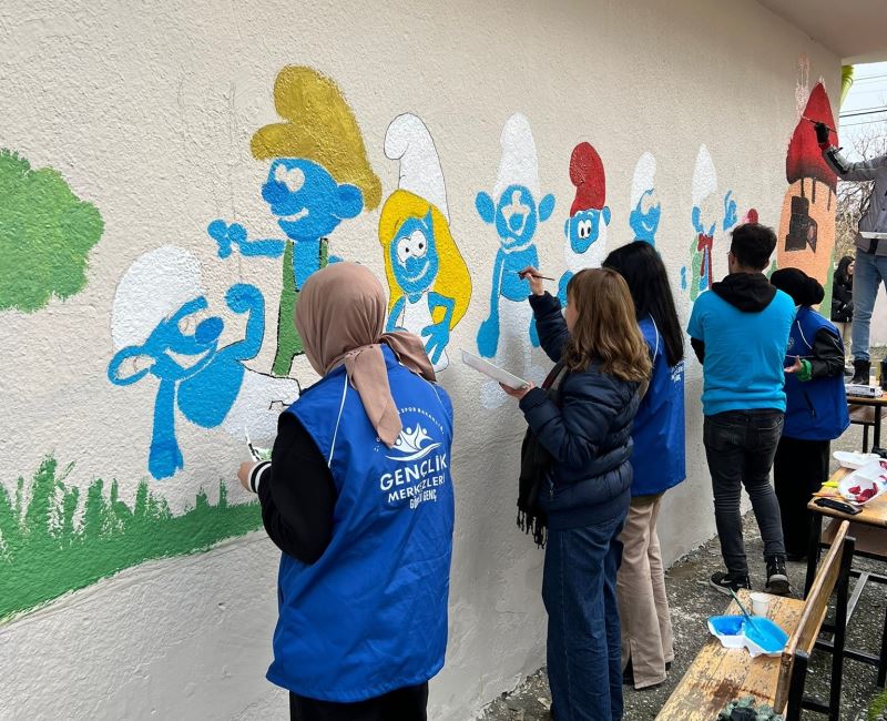 Gönüllü öğrenciler Malatya’da okulları boyuyor
