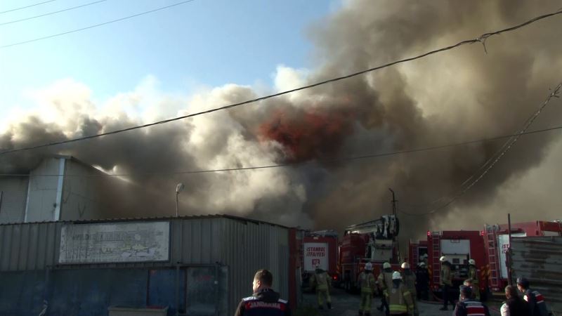 Eyüpsultan’da bulunan bir fabrikanın deposunda bilinmeyen bir nedenle yangın çıktı. Olay yerine çok sayıda itfaiye ekibi sevk edildi.
