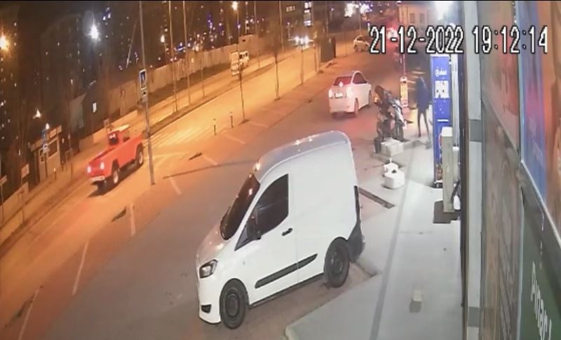 İstanbul’da akıl almaz olay kamerada: İçecek almak isterken 40 saniyede otomobili çalındı
