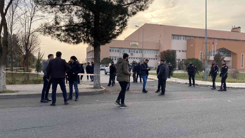 Diyarbakır’da üniversite personeline araçtan ateş açıldı: 1 yaralı
