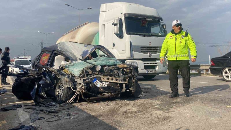 Bursa’da otomobil, kamyonete çarptı: 3 yaralı
