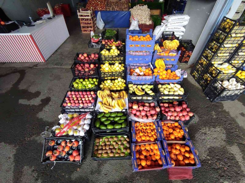 İstanbul’daki meyve ve sebze tezgahlarında bolluk yaşanıyor
