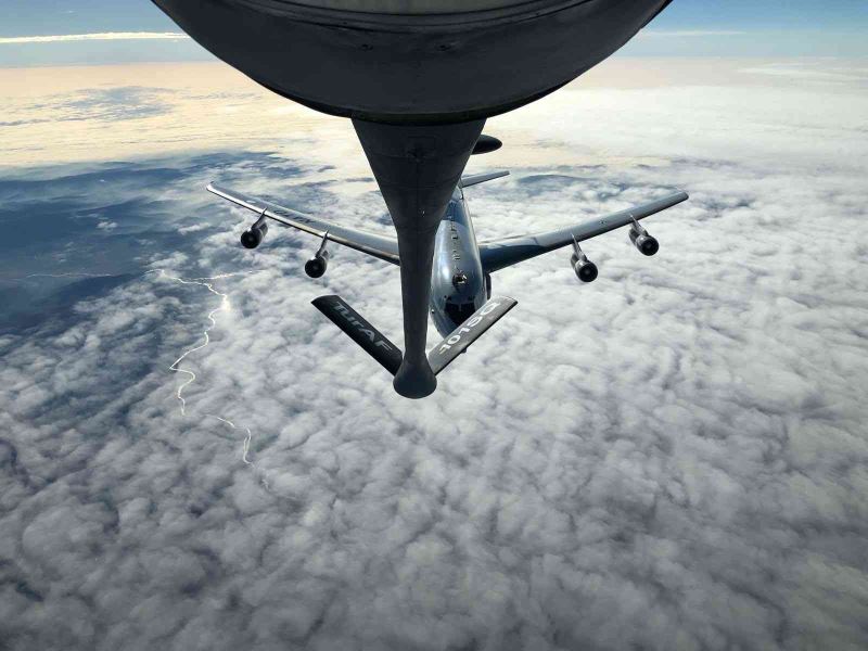 NATO’ya ait E-3A AWACS uçağına yakıt ikmali
