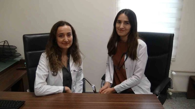 Doktor kardeşler aynı hastanede hizmet veriyor
