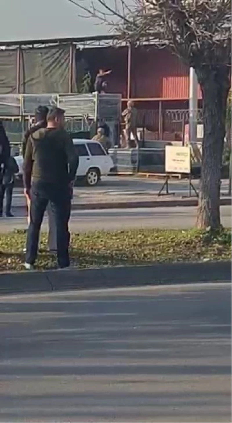 Boşanmak istemeyen uzman çavuş karısını ve çocuğunu silahla rehin aldı