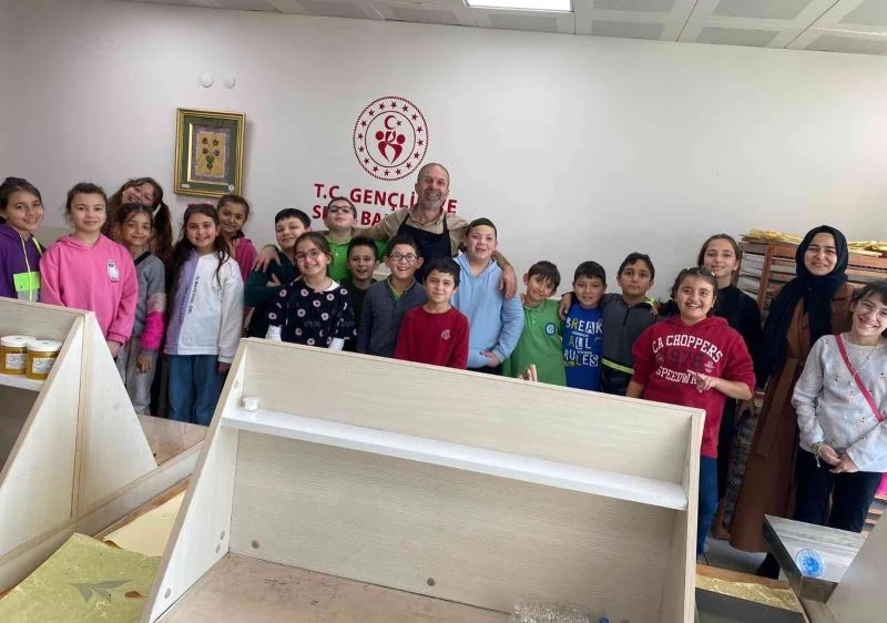 Su üstünde resim yapmayı öğrendiler
