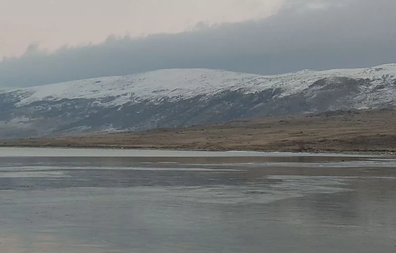 Ardahan’da Aktaş Gölü kısmen dondu
