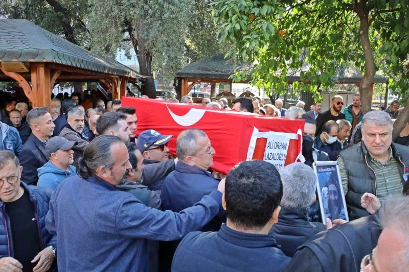 Duayen gazeteci Ali Orhan, son yolculuğuna gözyaşlarıyla uğurlandı
