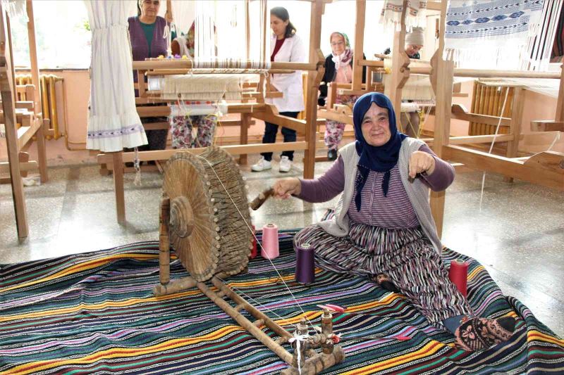 Amasyalı nineler 250 yıllık ’Yassıçal çuha dokuması’nı öğreniyor
