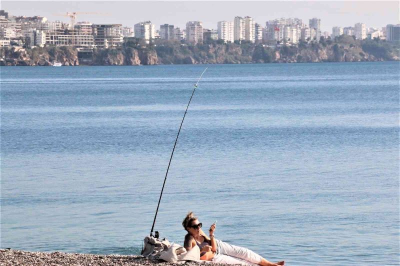 Hava sıcaklığının 19 derece olduğu Antalya’da sahiller yaz günlerini aratmadı
