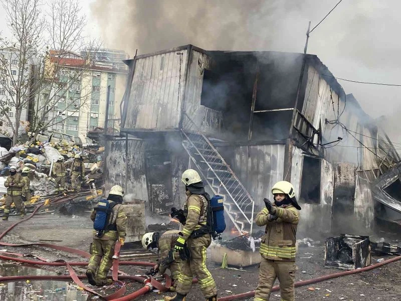 İstanbul Maltepe’de işçilerin kaldığı konteynerde yangın çıktı. Olay yerine çok sayıda itfaiye ekibi sevk edildi.

