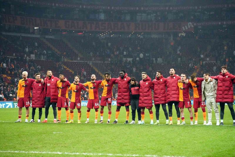 Galatasaraylı futbolcular liderliği taraftarla kutladı
