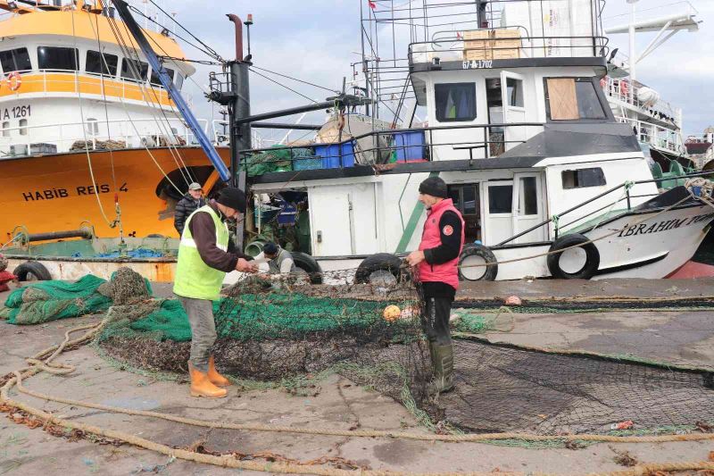 Denize açılan balıkçılar geri dönüp limana demirledi
