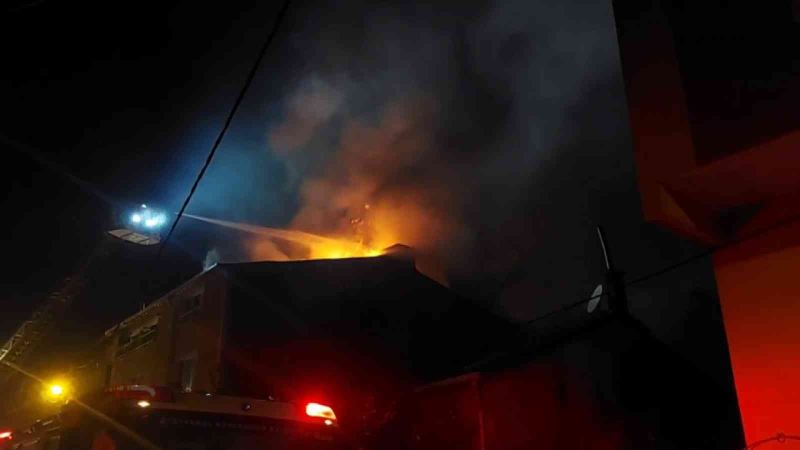 Sultanbeyli’de alevler geceyi aydınlattı: 3 katlı binanın çatısı alevlere teslim oldu

