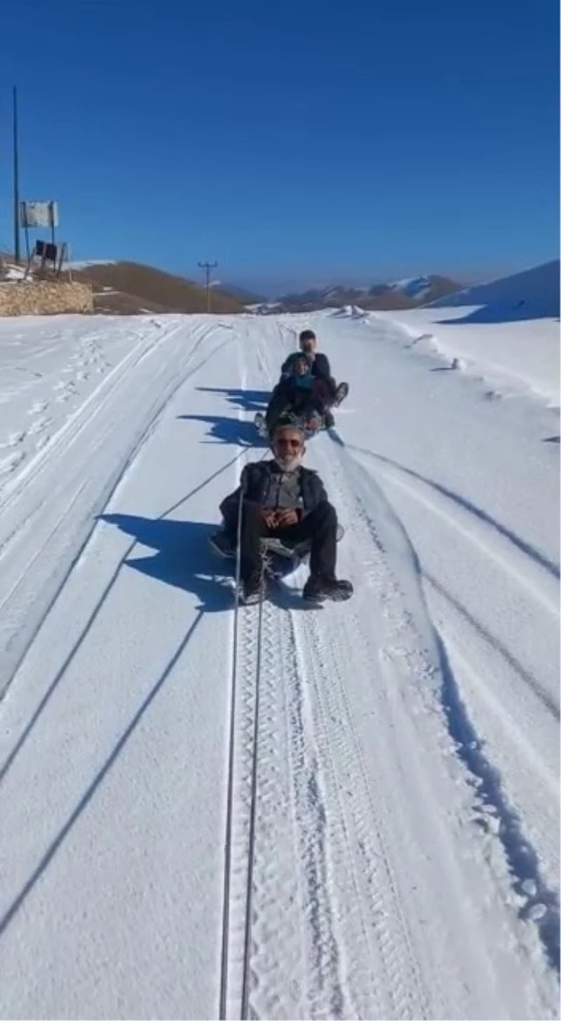 70 yaşındaki İsmail dedenin karda kızak keyfi izleyenleri gülümsetti
