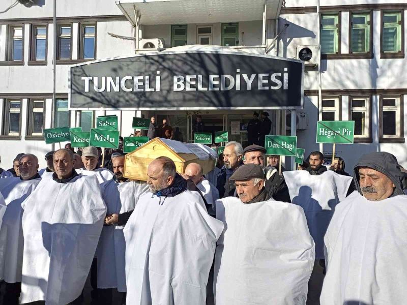 Tunceli’de köylüler, belediyeyi tabut ve kefenlerle protesto etti
