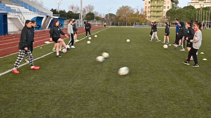 Kız öğrencilerin futbol tutkusu
