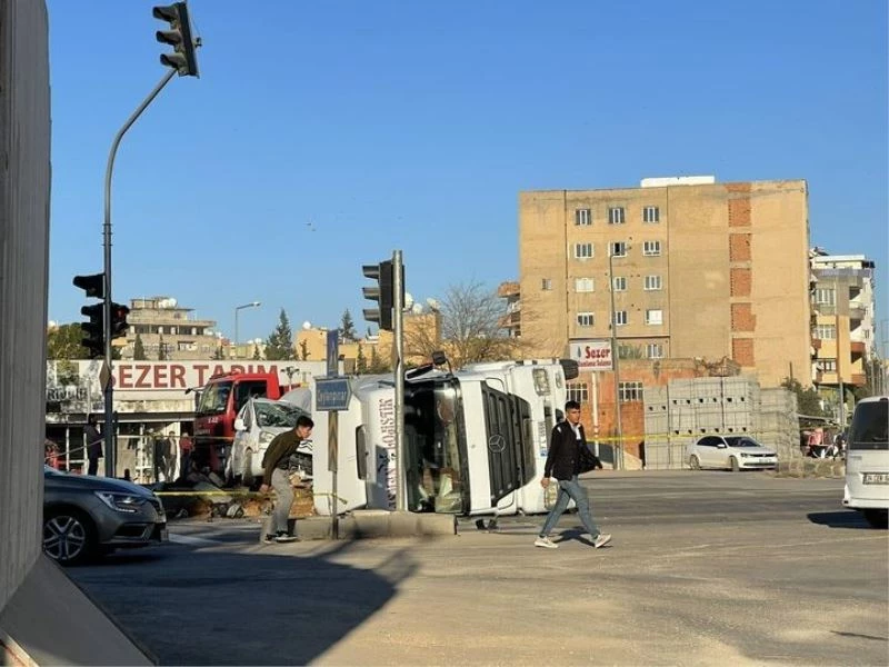 Kızıltepe’de tır hafif ticari aracın üzerine devrildi: 2 yaralı
