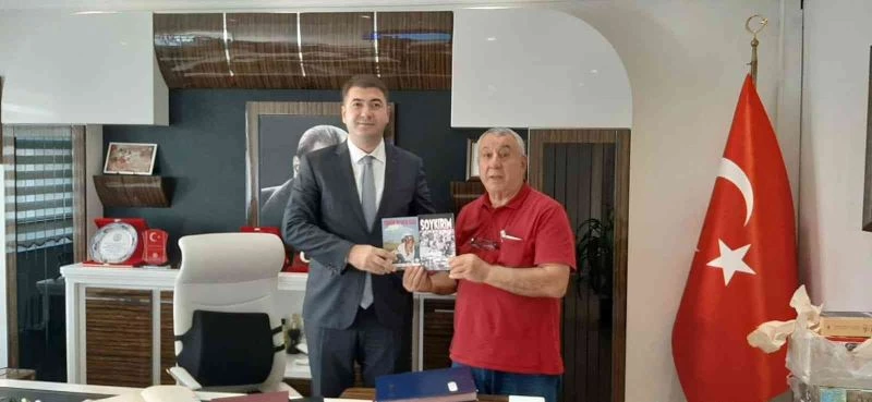 Serdar Ünsal, ’ Yüreğim İrevan’da kaldı’ romanını Vali Yardımcısı Ömer Said Karakaş’a hediye etti
