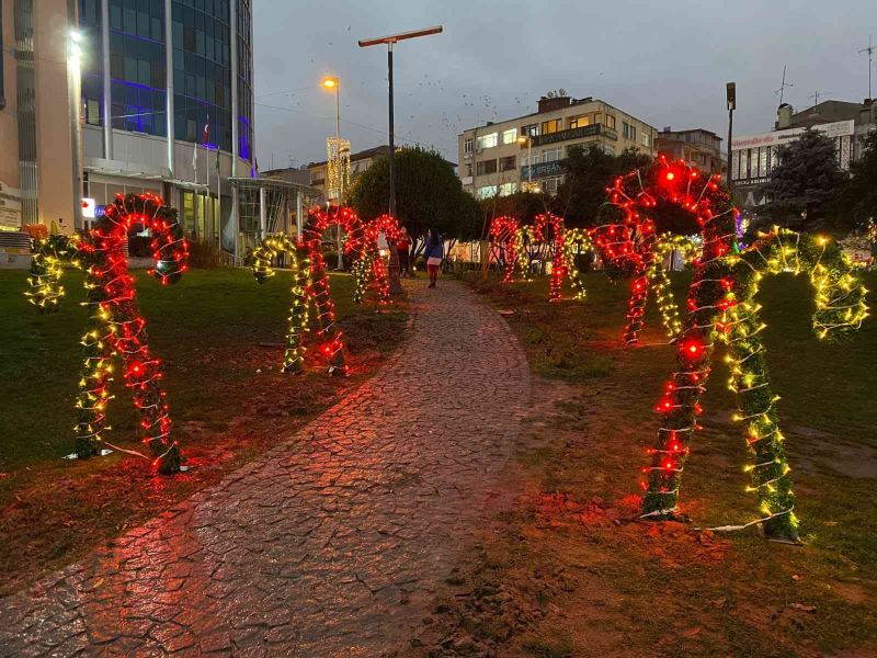 İzmit, yılbaşı öncesi renk cümbüşüne döndü
