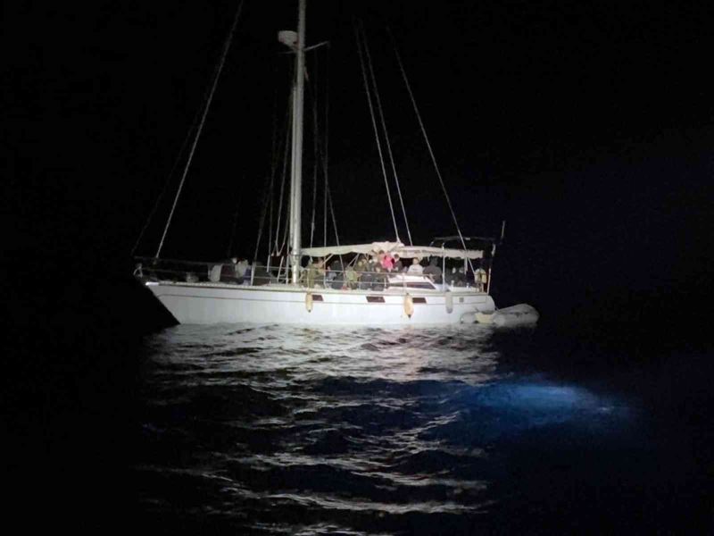 Yelkenli teknede 87 düzensiz göçmen kurtarıldı
