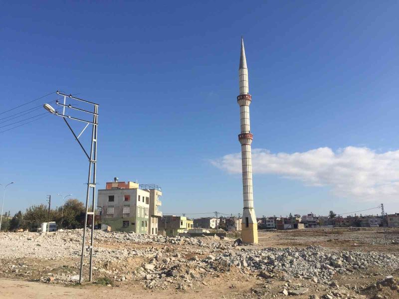 Kentsel dönüşümde evlerde cami de yıkıldı, sadece minare kaldı
