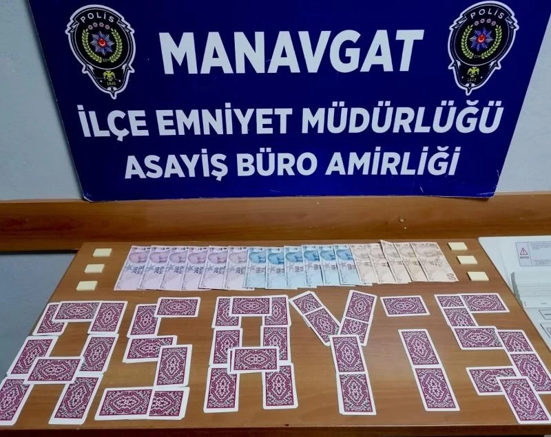 İşyerinde kumar oynayan 8 kişiye 14 bin 552 lira cezası kesildi
