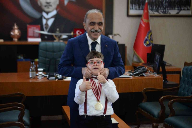 Şehit polisin engelli oğlu bir günlüğüne polis oldu
