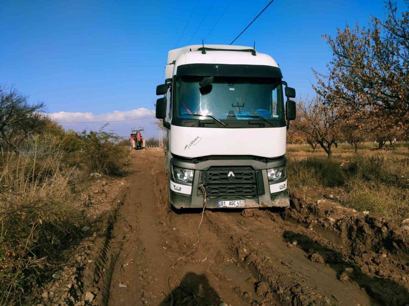 Çamura batan kamyonu kurtarmaya giden vinçte çamura battı
