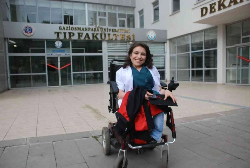 Engel tanımadı uzman doktor oldu, sosyal medyada beğeni topladı
