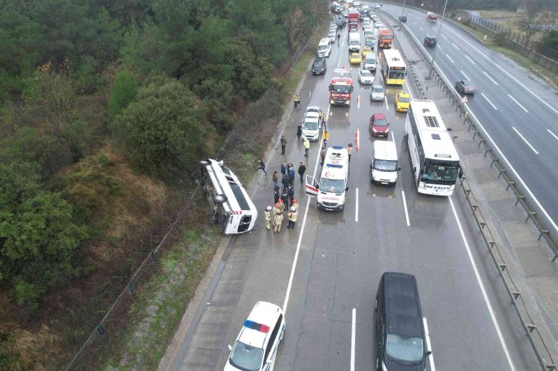 Eyüpsultan’da içerisinde turistlerin bulunduğu servis minibüsü devrildi: 2’si ağır 10 yaralı
