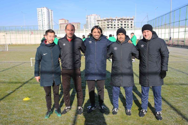 Sivas Belediyespor’un yeni teknik direktörü Hayrettin Yerlikaya ilk idmanına çıktı
