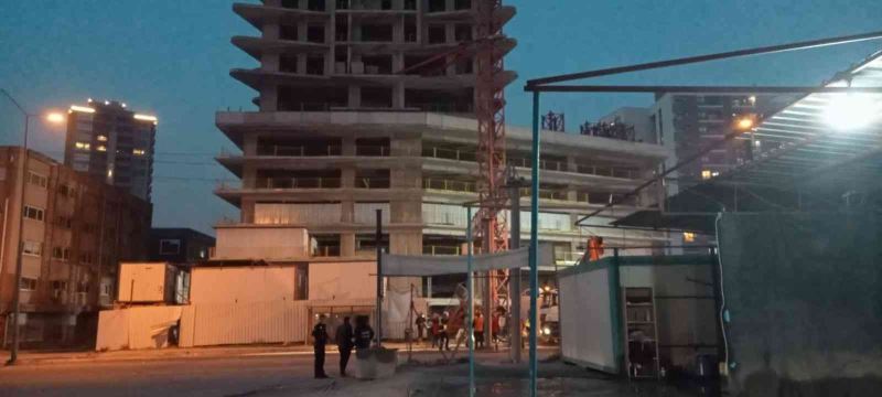 İzmir’in Bornova ilçesinde bir otel inşaatındaki kule vincin bir kısmı devrildi. Kazada ölü ve yaralıların olduğu belirtilirken, olay yerine çok sayıda ekip sevk edildi.
