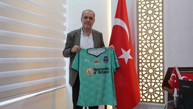 Ortaca Belediye Başkanı Uzundemir’den Afrikalı futbolculara forma hediyesi
