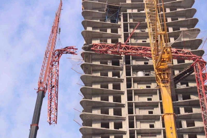 Devrilen vincin ilk bölümü saatler sonra söküldü
