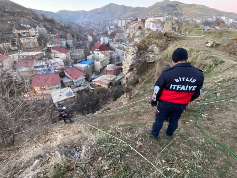 Bitlis Kalesi’ne tırmanmak isterken mahsur kalan genç ekipler tarafından kurtarıldı
