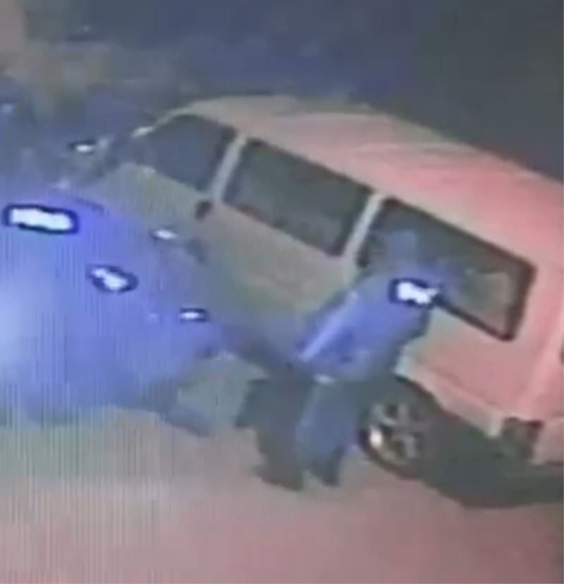 Bekçiler kaçan hırsızlık şüphelisini minibüsün altında yakaladı
