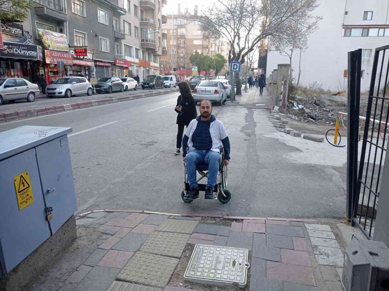Engelli hastalarının çektiği sıkıntıyı anlamak için sokakta tekerlekli sandalyeye bindi
