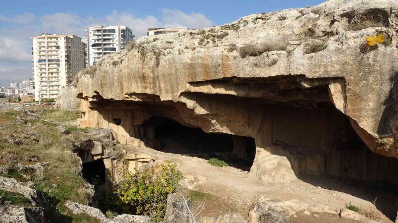 Mardin’de şehrin merkezindeki mağaralar dikkat çekiyor
