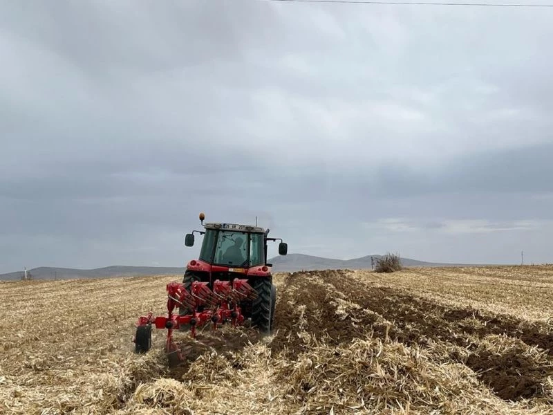  Çiftçilerin sıkı toprakta zorlu nadas mesaisi başladı

