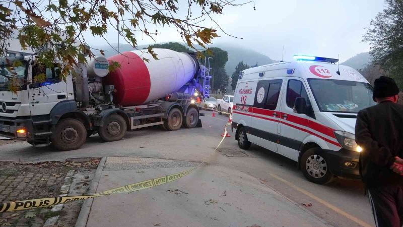 Motosiklet sürücüsü beton mikserinin altında feci şekilde can verdi
