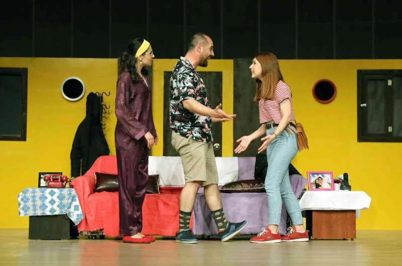 ‘Hangisi Babası’ Menteşe’de tiyatro severler ile buluşuyor
