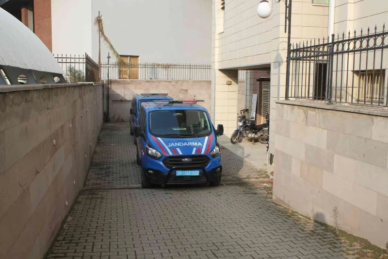 İzmir’de komşular arasında bıçaklı ve sopalı kavga: 1’i ağır 3 yaralı
