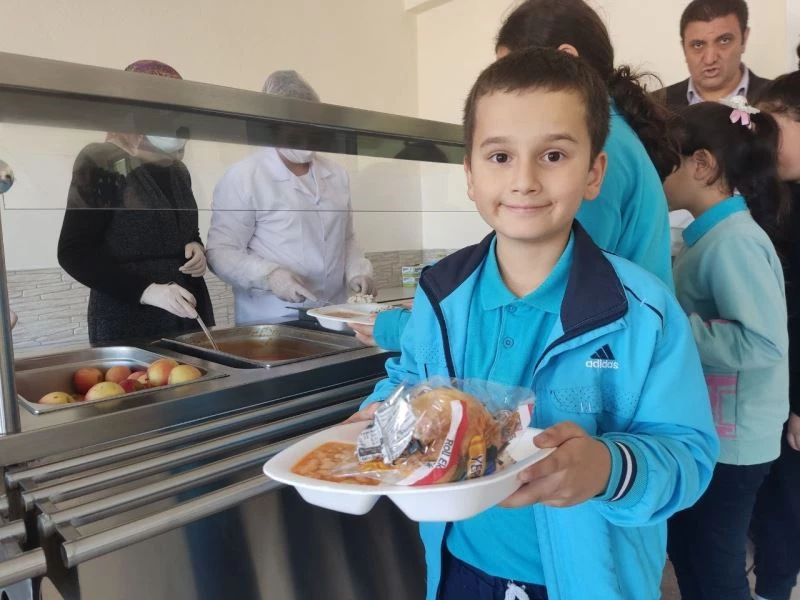 Öğrenciler, Milli Eğitim Bakanlığının ücretsiz yemek hizmetinden memnun
