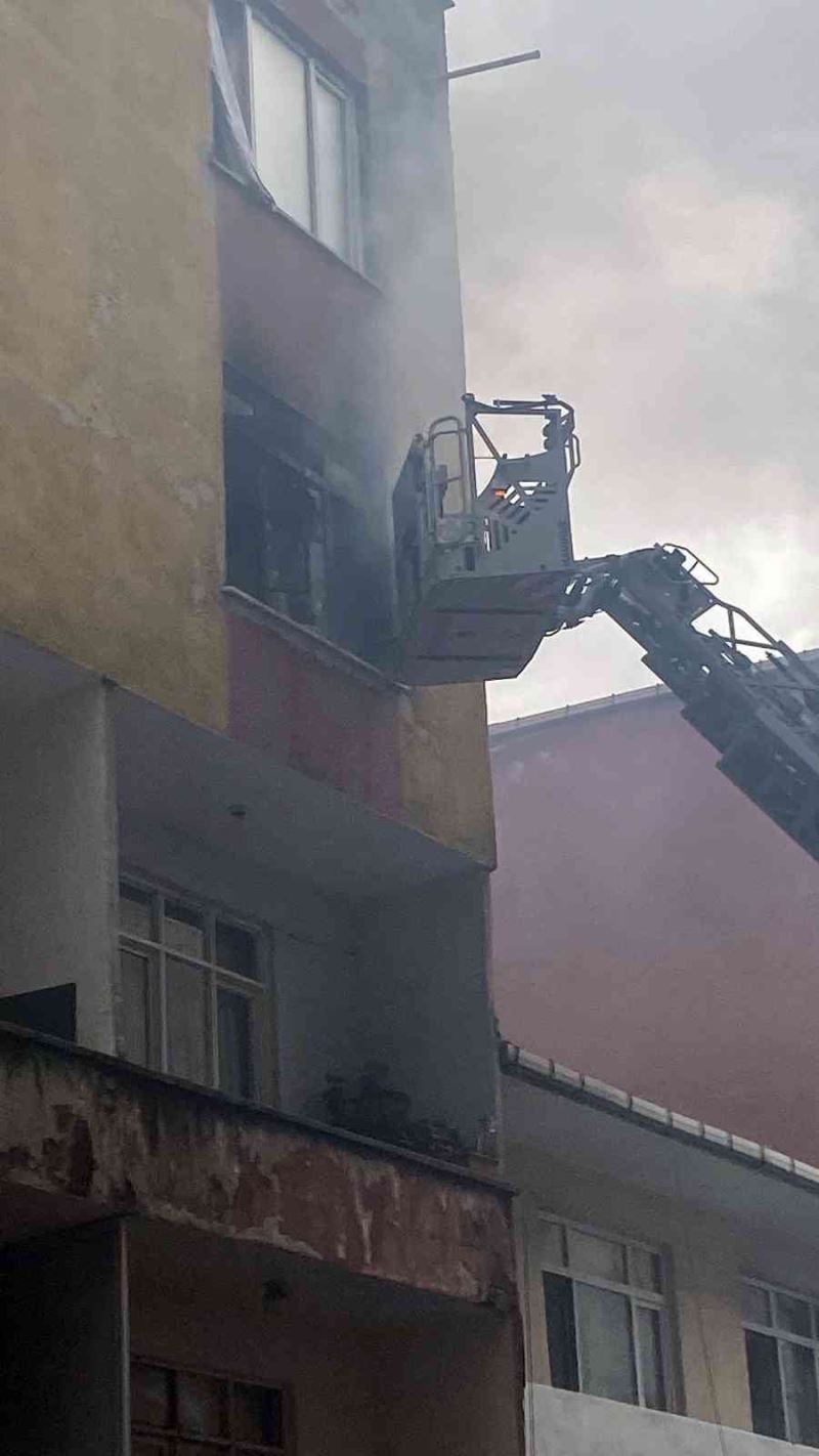 Kağıthane’de yangın çıkan daire alev alev yandı: İçeri mahsur kalanları itfaiye kurtardı
