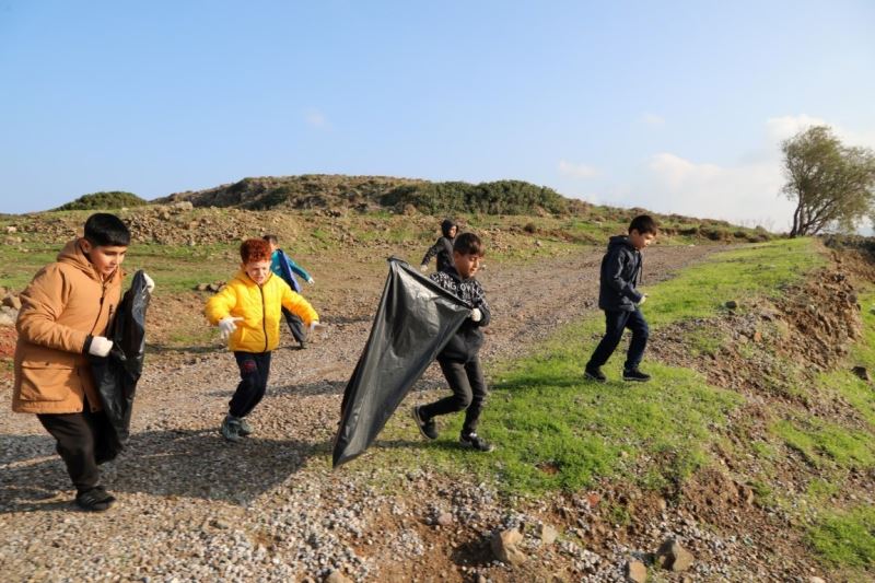 Minik öğrenciler Bodrum sahilini pırıl pırıl yaptı

