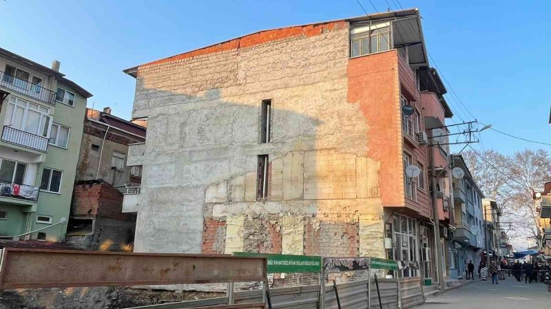 Bursa’da hareketli saatler...Çökme tehlikesi olan 4 katlı  bina boşaltıldı
