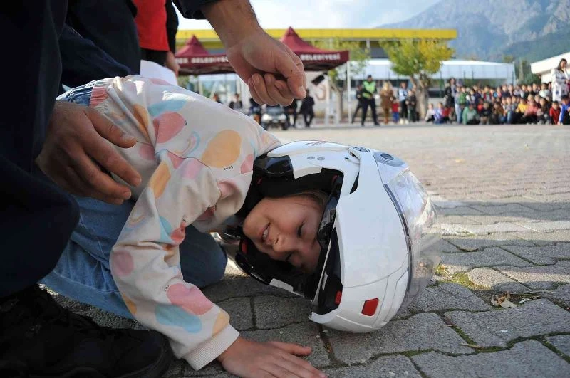 Öğrencilere uygulamalı olarak trafik kuralları anlatıldı
