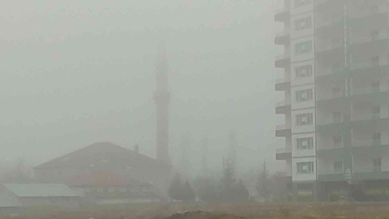 Gemerek’te ekili olan yoğun sis nedeniyle göz gözü görmedi
